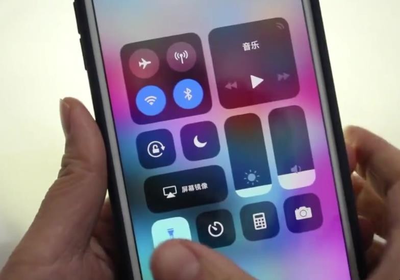 苹果机手电筒开关_苹果11手电筒怎么打不开_苹果电筒开关