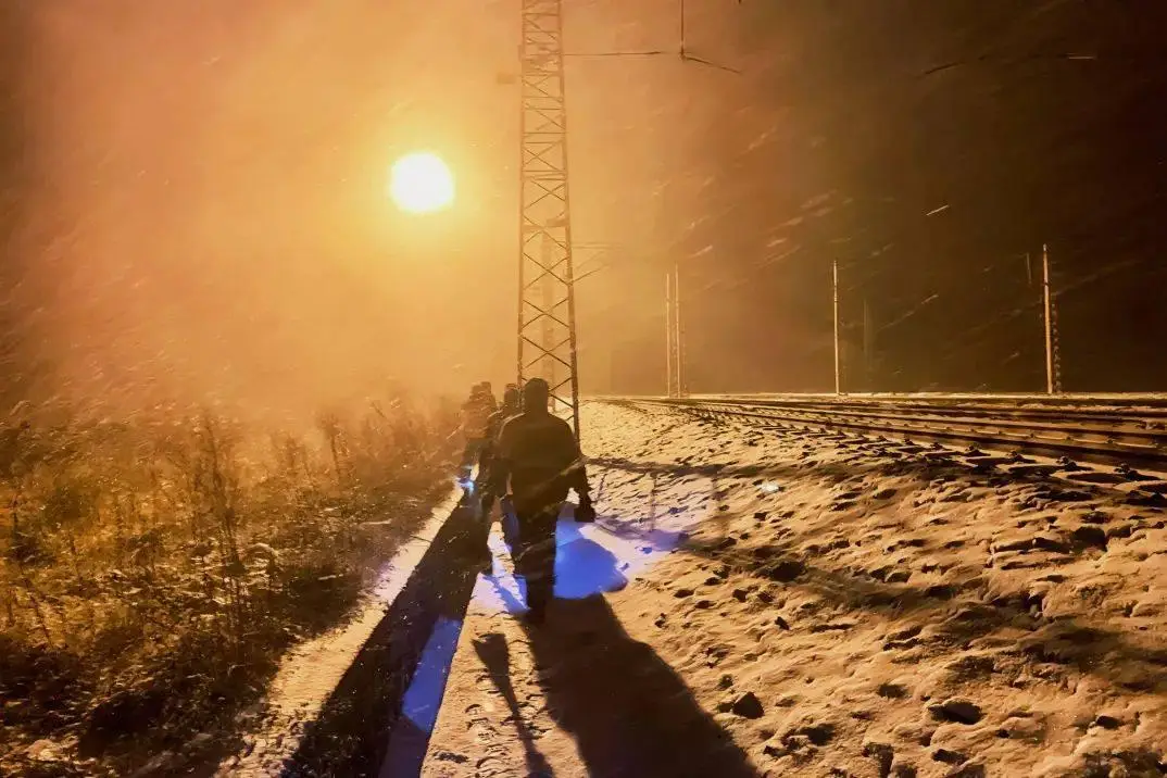 雪地上的脚印的含义_雪地上脚印的唯美句子_雪地上的脚印