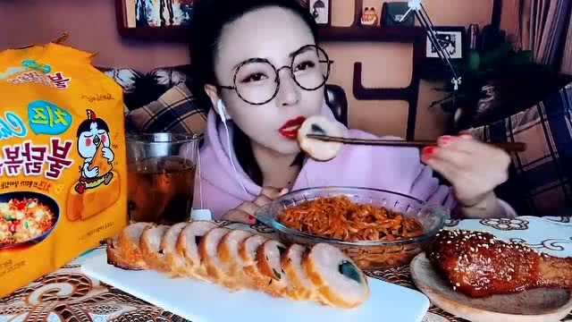 吃播一晚上吃那么多是真的吗-探秘吃播主的夜晚：美食与疲惫的交织，你敢尝试吗？